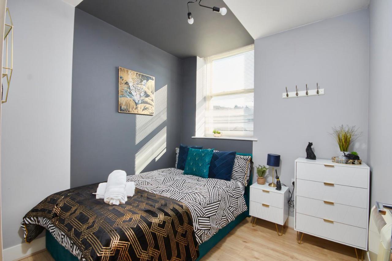 Duplex Yorkshire Penthouse - Parking Lägenhet Batley Exteriör bild