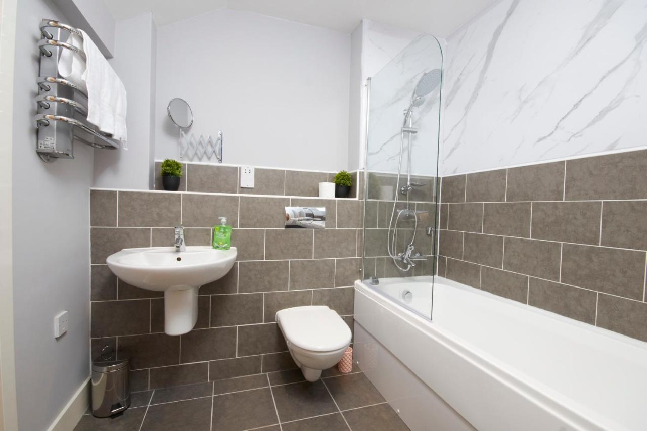 Duplex Yorkshire Penthouse - Parking Lägenhet Batley Exteriör bild