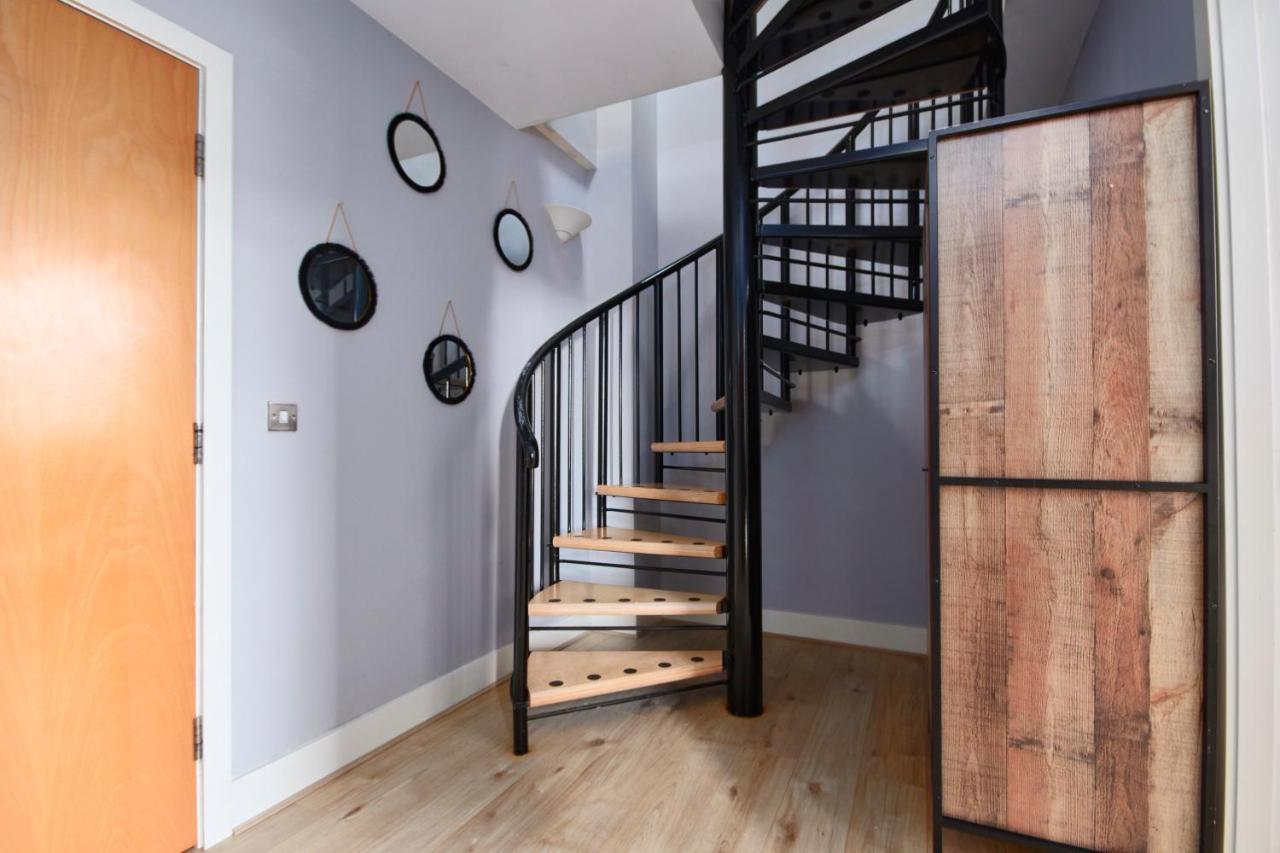 Duplex Yorkshire Penthouse - Parking Lägenhet Batley Exteriör bild